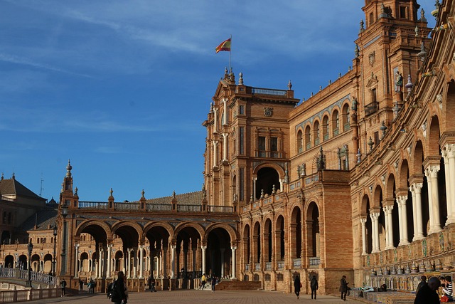 equipo comunitario planificando campaña de crowdfunding social con transparencia en España